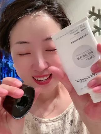 水妍秀山茶花洁面乳。
