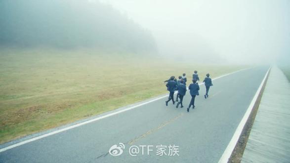 TF四代新歌 < 适合不适合 > MV发布🫧
杨博文〡张桂源〡陈奕恒〡王橹杰〡左奇函〡陈浚铭〡张函瑞〡陈思罕
#时代峰峻 #tf四代