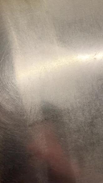 今天下午都泡在厨房里,
就是为了给我们家的塔可,做出一块「好吃的塔可饼底」
因为是要在市集上给大家吃的东西,
我有一点点执着:
从粉比例、饼皮厚度、用什么馅
每一个细节都要 很认真反复测试。
这次先做了两个版本的配方👇
1️⃣ Recipe A:玉米粉版本(传统风味)
玉米粉 100g
温水 130g
🌽 更像正统墨西哥玉米饼,香味直接、口感更扎实。
2️⃣ Recipe B:高筋面粉版本(绵软风)
面粉 100g
盐 1.5g
苏打粉 2g
橄榄油 9.5g
温水 55g
🥖 这个版本更柔软、有弹性,适合喜欢“绵绵口感”的人
虽然只是一块小小的饼,
但如果你们在市集上吃到的时候,会忍不住说:
“哇,这个塔可皮好好吃喔!”
那我今天经历的所有试验、反复洗碗,都变得超级值。
接下来会继续微调,
把这两个版本拿去给朋友做盲测👀
#抖音美食创作者 #美食制作分享 #我是美食创作者 #摆摊创业 #塔克