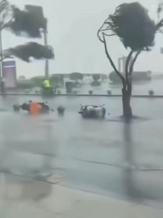 决战风王桦加沙的时刻到了,大街上空无一人吃的也买不到😂只能躲在房间里面吃泡面了😂现在外面风吹的吓死人!这次台风可了不得,这广州人是犯天条了吗?今年台风不断呀!17号台风还没登录,18号台风就登录了原来台风也不按套路出牌了🙏🏻#广东台风