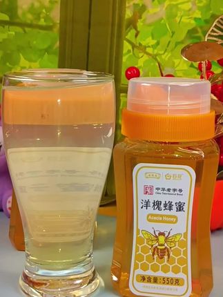 姐妹们,家里还没有囤蜂蜜的可以选这个百花洋槐蜜,它可是真正的天然好蜂蜜,挤出来的是自然纯净的本色蜜,而且质地浓稠,口感清香清甜,每天早上来一杯蜂蜜水,开启元气满满的一天。 #洋槐蜂蜜 #槐花蜜 #蜂蜜水 #仙女都在喝什么 #喝蜂蜜对女人的好处