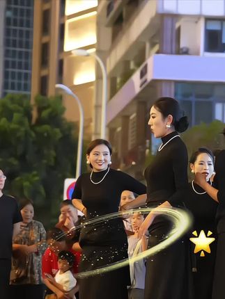 锦外锅庄舞《相会》精彩片段,由卓热查姆团队中的翁姆,理塘卓玛,格桑曲珍和优秀的舞者却珍,色措,白玛曲珠,玉珠共同演绎。#原创视频 #街拍 #锅庄舞 #舞台无处不在 #卓热查姆锅庄团队 @@翁姆(卓热查姆) @理塘卓玛💃卓热查姆锅庄队 @格桑曲珍“卓热查姆” @却珍 @玉珠 @白玛曲珠🍓 @色措🦋