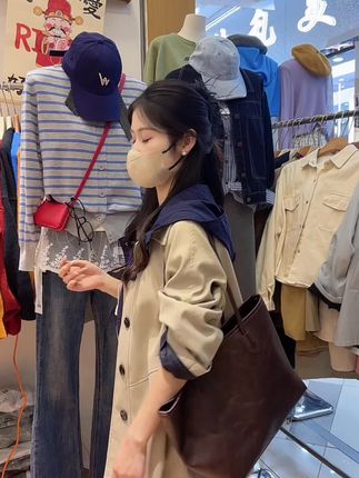 人的磁场很重要,多和善良的人同行 多和勤奋的人携手 多和真诚的人同路#档口实拍 #广州法夏尔 #秋季新款 #风衣外套