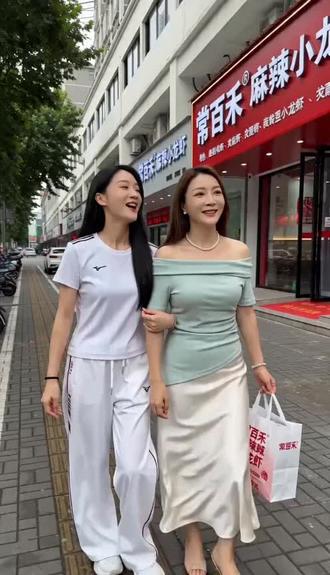 女儿请吃小龙虾,老板竟是妈妈初恋!#常百禾®小龙虾 #小龙虾自由 #反转剧情 #高颜值母女 #AI特效剪辑