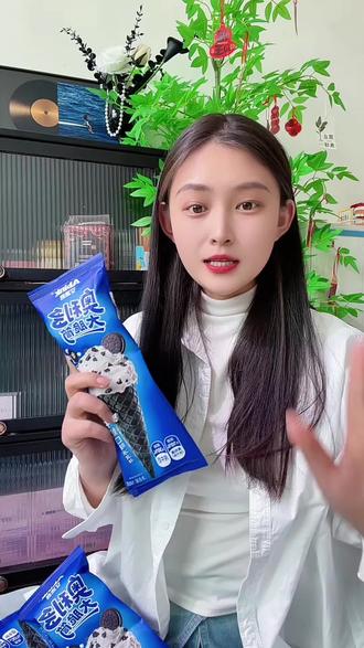 #抖音热门雪糕 #网红雪糕同款 #艾冰客 #艾冰客大脆筒 艾冰客,你是懂脆皮的脑袋的,居然把冰淇淋做成这么大一个脆筒,还裹上了巧克力。