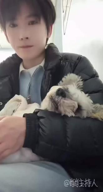 @肖肖主持人 @小小肖大壮 #肖肖主持人 你曾说过,静水流深,上善若水,水利万物而不争。我一直把这句话记在心底,也学着用这般安静、绵长、无声的心意,对待心中珍重之人,如静水无言,如温柔长存。倒流回最初的相遇