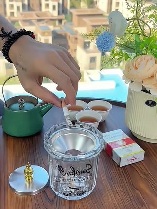 这个#防飞灰烟灰缸 设计得是真贴心!漏斗式构造,烟灰自己就滑下去,一点不飞灰,盖上盖子还能把烟味挡得严严实实,干净又清爽#烟灰缸 #漏斗式烟灰缸 #美观实用#烟具