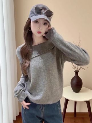 🔥早秋氛围感穿搭绝了!这件灰色毛衣让你美到犯规 姐妹们!早秋不知道穿啥的看过来👀 这件设计感斜领灰色毛衣也太绝了吧! 软软糯糯的质感,贴身穿都不扎人~ 斜领露肩设计,小露性感又不会太夸张, 日常出街、约会都超有氛围感✨ 搭配牛仔裤、半身裙都巨好看, 早秋衣柜里必须有它的一席之地! 喜欢的姐妹赶紧冲,晚了就没码啦~ #毛衣穿搭 #早秋穿搭 #氛围感 #抖音带货 #时尚穿搭
