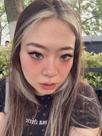 远离同性恶意以及又卑又亢的人 更想说的是,女性之间的恶意,从来都不是明面上的针锋相对。
不是骂你一句,不是害你一次,而是我本以为,我们同为女性,更懂彼此的敏感、脆弱、不容易,更懂边界感,更懂好好说话的意义。
可偏偏,有人把同性的信任,当成可以随意拿捏的软处;
把同性的坦诚,当成可以攻击的破绽;
把本该平等的沟通,变成一场“我要压过你”的权力游戏。
我们总说girls help girls,可最让人失望的是,有些伤害,恰恰来自同性。
不是因为利益,不是因为仇恨,只是因为她内心的失衡,因为她又卑又亢的拧巴,就要让身边的人,为她的情绪内耗买单。
永远不要和一个又卑又亢的人争辩,因为你讲的是感受,她守的是自尊;你要的是解决问题,她要的是赢过你。
也想跟所有女生说:
别做那个满身是刺的人,更别把自卑活成攻击性。
同性之间,最珍贵的从来不是居高临下的指点,不是互相压制的体面,而是彼此尊重,好好说话,守住边界,互不伤害。
愿我们都能远离这种内耗的关系,也永远不成为,让同性失望的人。具体事件指路:@Sdddxddxd
#又卑又亢 #远离垃圾人 #讨厌没有边界感的人
