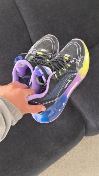 这波致敬夯爆了🔥驭帅20造极系列真的梦回当年 驭帅20作为非常特殊的一代
这次即将推出致敬经典的造极系列
那我比较感兴趣的就是这双造极14䨻
也会在4.11号正式发售 感兴趣的兄弟记得蹲
#造极 #驭帅20 #李宁 #篮球鞋