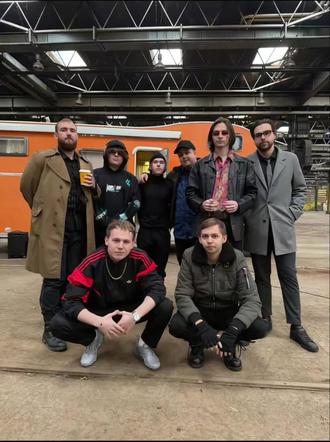 布达拉斯major 第三阶段今天开赛了,班里和我一样喜欢看CSGO比赛的女神,她突然凑近问我:“你平时看哪个队伍啊?”
我后背一凉,支支吾吾:“就……hltv前十的那个。”
女神眼睛亮起来:“猎鹰吗?我也磕尼尼孩孩!”
我声音发虚:“不是……”
“那肯定是黑豹咯?哈哈他们现在表现真的很不错!”
“也不是……”
“那小蜜蜂总对吧?”她兴致勃勃。
“不... ...”我死死盯着鞋尖,恨不得用眼神把地板烧出个洞。
“是navi吗?这有啥不好意思的?”她歪头轻笑,“虽然我也知道现在navi是国际阵容……”
“我不喜欢这些……”我喉结滚动,声音像卡了壳的子弹。
女神沉默两秒,突然瞪大眼睛:“你该不会....喜欢G2吧?”
她关切的目光像探照灯打在我脸上,我浑身发抖,耳膜嗡嗡作响。我死死掐住大腿,从牙缝里挤出蚊子般的颤音:“都... ...都不是!”
空气突然安静。女神笑容凝固,声音陡然降温:“那你——到底喜欢什么队?”
“cs前十的队伍,还能有什么?”她的话像冰锥扎进心脏。
我膝盖一软跪倒在地,眼泪砸在地砖上:“我……我喜欢spirit……”
整条走廊瞬间死寂,只有我吸鼻涕的抽噎声在回荡。周围人投来怜悯的目光,仿佛看见有人在马戏团里当小丑。我死死捂住脸,指缝里渗出滚烫的羞耻。
女神抓起外套转身要走。我哭喊着拽住她衣角:“求你别走!我们紫薇本质高手,再给他一点时间!”
围观人群爆发出嗤笑,我却抱得更紧:“不许笑我们spirit!教练压力top1怎么了!连续几个赛事路边怎么了!被海鲜父子九擒又如何!这可是spirit!拥有donk的队伍,sh1ro和donk构成无解的双子星!紫薇会像马圣一样爆发的!大超也会超频变成天道超!”
(此刻远处传来保安的脚步声和一声呵斥:“哪儿来的妄想症精神病!”随即被扔出了门外……)
我们绿龙🐉不是区,是2024卡托维兹、2024上海major、2025IEM科隆冠军战队@Team Spirit !!!#布达拉斯major#csgo赛事#绿龙