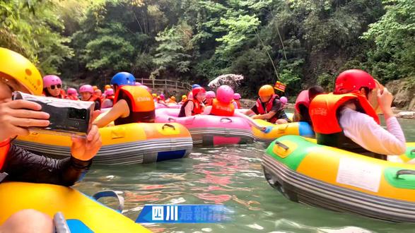 最新消息,龙门山·云溪谷漂流,4月25日正式开启,全长6.5公里溪谷漂流,总落差约229米,一路穿越峡谷,森林畅玩!快带老婆孩子一起去体验吧!#龙门山云溪谷漂流#川渝玩水地图#德阳还藏着个遛娃漂流地#夏日出逃指南#已经开始期待今年夏天的漂流了@DOU+上热门