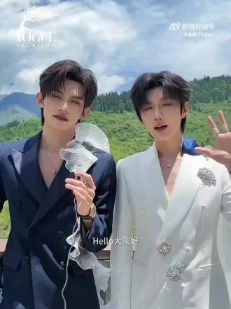 时尚杂志VOGUE的红毯,九寨沟里的风中有朵云来。#云熠