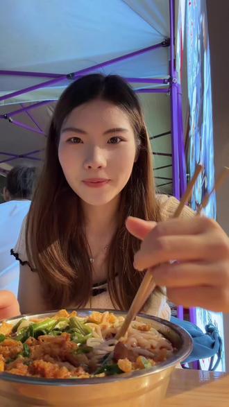 顶流的快乐很简单:一碗肥姨妈螺蛳粉🍜 三代传承非遗工艺,鲜辣酸爽,一口入魂!跟着黄子韬,嗦粉不纠结,好吃就完事儿#螺蛳粉#嗦粉的快乐#柳州肥姨妈大骨螺丝粉 #跟着黄子韬嗦粉
