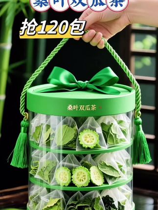 《桑叶双瓜茶:自然的健康馈赠》喝过的都夸好!它乃大自 然的养生妙品。它以桑叶、冬瓜干、苦瓜干精心配比而 成。热水入壶,茶香四溢。轻嗅,芬芳交织。浅尝,桑叶 淡雅、冬瓜清甜、苦瓜清苦交融,滋味独特。这不仅是 茶,更是健康享受。于品味间,领略养生之趣,感受自然 馈赠,让身心在茶香中舒缓。#喝养生茶#桑叶双瓜茶#桑叶茶好处多多#苦瓜桑叶冬瓜茶#食疗养生