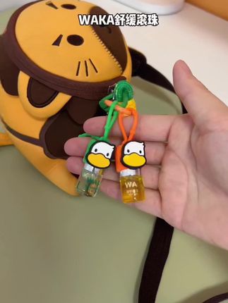 这个小东西可要备一个,尤其带娃出门超管用,植物精油配方很温和,真的很好用,涂上去冰冰凉凉的很舒服,大人小孩放心用!#舒缓精油滚珠#waka舒缓滚珠 #夏日必备 #带娃好物 #宝妈推荐