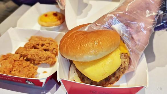 肯德基上新啦!39块9四件套熔岩蛋包和牛堡,刷到赶紧团#肯德基熔岩蛋包和牛堡#肯德基和牛堡封神上市#肯德基和牛堡一蛋封神#肯德基汁汁和牛堡#肯德基