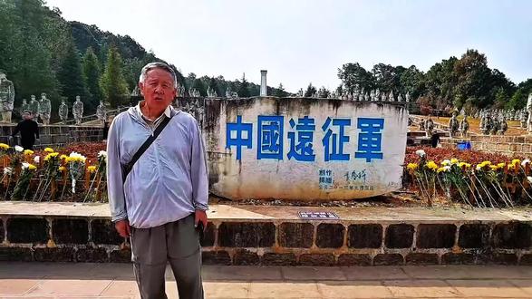 铁血松山:一段不能忘𨚫的滇西抗战史。
跟着边凡的脚步,踏足云南龙陵腊勐镇的松山,群山叠翠间,最令人心碎的,是娃娃兵遗址里那段未曾褪色的血色记忆。这座扼守滇缅公路咽喉的“东方直布罗陀”,1944年爆发的松山战役中,无数稚气未脱的少年,用稚嫩肩膀扛起了保家卫国的重任,他们的故事,成为滇西抗战史上最动人也最沉痛的篇章。
1944年6月,松山战役打响,持续95天的鏖战中,兵源紧缺的远征军里,涌现出一批特殊的战士——娃娃兵。他们中最大不过15岁,最小仅9岁,平均年龄仅13岁,多是失去亲人的孤儿,却毅然告别童年,扛起比自己还高的钢枪,冲上最前线,与日军展开殊死搏斗。
硝烟散尽,山河无恙,松山的宁静里,娃娃兵的忠魂从未远去。跟着边凡读懂松山娃娃兵的故事,便是读懂坚守与无畏。这段记忆,不该被时光尘封,铭记这些少年英雄,珍惜当下和平,便是对他们最好的告慰,也是我们不可推卸的责任。#原创视频 #有一种叫云南的生活 #寻美保山 #我用摄影看世界 #记录旅游足迹给生活多🌹🌹一点色彩