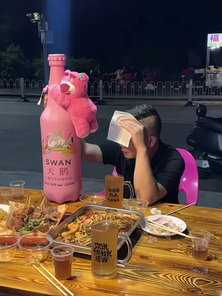 没有男朋友的赶紧去艾特你闺蜜,让他给你买这个粉色的天鹅原浆精酿,他这一大桶里边足足就有十升二十斤,而且还送咱一个特别可爱的草莓熊,你说哪个闺蜜收着能不喜欢呢?他可不是那种普通的工业水皮,你看他这个配料表就特别干净,只有水大小,麦芽上面酵母和啤酒花。而且十度的原麦汁浓度一倒出来麦芽香就特别浓郁,你再看他这个酒体,都成那种金黄色,就连他这个泡沫都特别的丰富绵密,跟那奶盖似的,端端的。而且他的酒精度就只有三点三度,无论是男生喝还是女生喝,就正正好好就他这一大桶里边就相当于二十瓶五百毫升的。特别适合咱们跟朋友聚会的时候一起喝,赶紧给你那个没有男朋友的闺蜜赶快安排上,主要他这个快递嗖嗖的就老快了。 #天鹅原浆啤酒 #啤酒 #抱抱熊 #仪式感