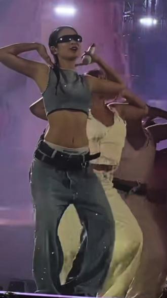 #我的春节仪式感 也算是穿上我担同款了,2026能让你像Jennie一样闪耀的方法之一哈哈#衣服测评 #闪钻裤 #Jennie