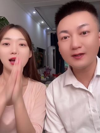 试用之后不满意不好用直接退,这款樱花水乳我们自用四五年了,里面是二裂酵母胶原蛋白烟酰胺等好成分的,可以改善皮肤暗沉没有光泽,松松垮垮的,是真的真的很好用的#水乳套装