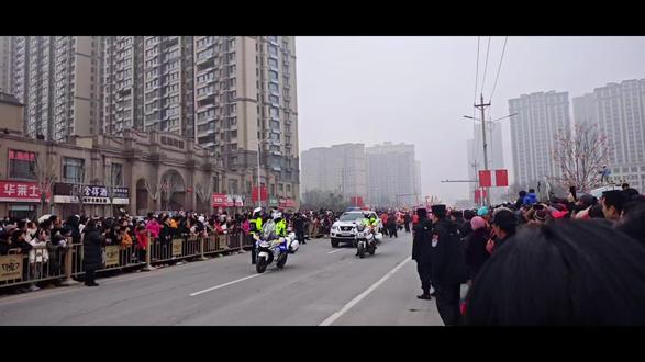 东明县的元宵节,踩高跷和各种表演比过年还热闹!每年都有的传统,大家早早就来占位,人山人海,年味十足!🧨🥁 #东明县 #元宵节 #踩高跷 #传统民俗 #场面壮观