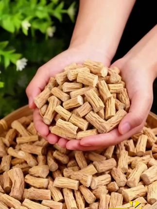 家人们,党参段真的是日常滋补的“省心选手”😎 切得整整齐齐的小段,根条扎实,断面黄白分明,还带着股淡淡的清香气,看着就很靠谱~  吃法也超百搭:直接用开水泡着喝,焖一会儿茶汤就变得温润甘甜,日常来一杯,舒服又养生🍵;炖鸡、炖排骨时丢几段进去,既能给汤添点独特风味,又能悄悄提升滋补感,喝一口鲜到眯眼😋;煮粥的时候加一些,清淡暖胃,秋冬吃着特别合适,给餐食默默加营养🥣  小贴士:党参性温,体质偏热的宝子别贪多,适量吃才最好哦~ #党参段 #滋补食材 #养生小妙招#健康食材 #养生