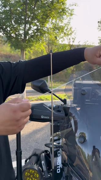 防风筝线切割器,春夏保命神器,长短可伸缩 可折叠 固定在车把 横杆上#防风筝线切割器 #风筝线很危险 #摩托车实用装备 #豪爵adx125 #光阳racingh150