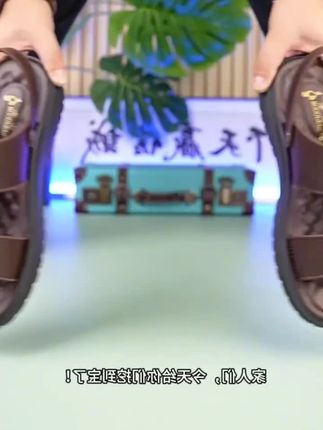 啄木鸟2025新款夏季凉鞋男款真皮户外防滑沙滩鞋男士牛皮两用凉拖#好穿不累脚 #软底软面穿上超舒服 #防滑耐磨 #舒适透气又凉快 #