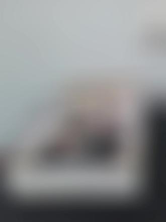 被格林的故事感动,从纪录片到视频切片,还想在书里看到更多细节,时隔二十年再次买书竟是因为格林,每读到一处细节都让人泪目…春节档小县城没有排片,还是执着的跑了百来公里去贡献了两张电影票。
看着格林在城市里学开电视、吃狗粮,我笑过; 看着他在草原上被藏獒咬伤、饿得吃死牛,我哭过。 最让我崩溃的,是最后那一幕。 他一步三回头。 那一刻,他听懂了妈妈的拒绝,也听懂了荒野的呼唤。
李微漪说:"我不希望他成为我的一条狗,我希望他成为草原的王。" 这句话,太重了。
格林属于旷野,不属于客厅。真正的爱,不是折断他的翅膀供在手心, 而是流着泪,亲手把他推向风暴,看着他飞向我们无法抵达的远方。
有一种爱,叫"把最好的你,还给最狂的风”
看到李微漪给格林写的信:"如果有来生,我愿转世为狼,和你成为真正的母子,我们一起奔跑在天边,也许只有这样,我才会真正明白你为什么悄悄地来,又为什么默默地离开。我今生为人,很贪心,见了还想再见,聚了还想再聚,我已经把你当成我所拥有的。其实在生命的尽头,我们注定将失去所有,也许这"所有"原本就不属于我们。