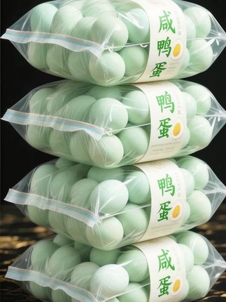 高邮咸鸭蛋。一口爱上的烤海鸭蛋,谁懂啊! 家人们,一定要试试烤海鸭蛋!我最近的心头爱! 轻轻敲开蛋壳,红亮的油“唰”地就流出来,那叫一个诱人。咬一口,蛋黄沙软绵密,咸香味道在嘴里散开,一点不腻。蛋白咸淡也刚刚好,弹弹的。 这种海鸭蛋是海边的鸭子吃鱼虾长大下的蛋,营养老丰富了。不管配白粥、下饭,还是直接当零食,都嘎嘎香!吃一次就忘不了,我现在隔三岔五就得炫上一个,真的爱了。 #烤海鸭蛋 #美食分享 #海鸭蛋 #咸鸭蛋