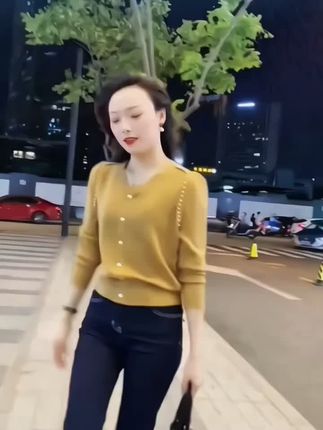 姐妹们快看过来,这件衣服简直太美了,它是那种很温柔的感觉,而且特别显气质,穿上它整个人都变得优雅起来了。不仅如此,它的版型设计也很棒,是宽松显瘦的款式,无论你是胖还是瘦的人,都能轻松驾驭它,随便一搭配就非常好看,属于时尚百搭的类型,赶快入手吧!#女装 #上衣 #针织衫 #气质穿搭 #高级感穿搭