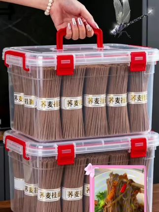 5斤东北荞麦面囤货实录!这波性价比直接封神 谁懂啊!5斤装的东北荞麦面,拆开瞬间觉得这波囤货稳了! 平时换着吃粗粮主食,这面条真的全家夸—— • 口感:煮完根根筋道,不粘不坨,清爽又实在 • 适口度:老人孩子都能接受,比普通挂面更有嚼头 • 吃法:煮热汤面吸满汤汁,调凉面拌上酱料,怎么吃都亮眼 关键是5斤一大袋,分量扎实到能吃好久!替换白面条当主食,既有粗粮的营养,又不用费心思搭配,简餐、正餐加一碗都合适,吃得满足还没负担。 划算感直接拉满,实惠健康的主食选它准没错!这波囤货真不亏! #图文伙伴计划2025 #超便宜超划算 #老人孩子都爱吃 #粗粮主食 #抖音美食推荐官