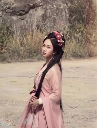 在碎片化的时代里,短剧以轻快的节奏、贴近生活的故事,走进了许多人的日常。也正是在一方小小的屏幕里,我认识了认真演戏、温柔真诚的短剧演员黄欣蕾。她没有耀眼的光环加持,没有铺天盖地的宣传,却凭着对表演的热爱、对角色的敬畏,在镜头前一点点发光。从初识到追随,我心里早已许下最坚定的承诺:我会一直陪伴你,在未来的路上,愿你大红大紫、闪闪发亮,成为舞台中央最耀眼的光。
初识黄欣蕾,是在一部节奏紧凑的短剧里。她饰演的角色或许不是主角,戏份也不算最多,却总能用细腻的眼神、自然的表演,抓住观众的目光。后来我慢慢了解到,她是一位低调踏实的青年演员,性格慢热内敛,却把所有的热情都倾注在表演里。短剧行业拍摄周期短、任务重,常常需要快速入戏、快速转换情绪,对演员的体力和专业能力都是不小的考验。但黄欣蕾从未敷衍每一个角色,无论是正面人物的温暖坚定,还是反派角色的复杂多面,她都用心揣摩、反复打磨。在《蛛网逃生》里,她饰演果敢聪慧的凌达;在《乘鸾归》《舔狗父王》等古装短剧中,她挑战层次丰富的反派角色;在《蜂用生》里,她认真诠释配角的价值。每一个角色都不重复,每一次表演都有进步,让我看到了她身上的潜力与坚持。
让我真正愿意长久支持她的,不只是她的演技,更是她骨子里的真诚与温柔。在这个快节奏的圈子里,很多人忙着追逐流量,而黄欣蕾始终保持着初心,对待粉丝温和友善,对待工作踏实认真。她会认真回应大家的喜爱,珍惜每一份支持,没有距离感,没有架子,像身边温柔的姐姐。这种不浮躁、不张扬的品格,在年轻演员中格外珍贵。她让我明白,真正的光芒,从来不是靠炒作与喧哗,而是靠实力与人品一点点积累。喜欢这样一位努力又真诚的演员,让我觉得骄傲,也让我想要一直陪伴在她身边,见证她的每一步成长。
演员的道路从来都不是一帆风顺的。从默默无闻到被人看见,需要熬过无数个努力的日夜,需要面对不被理解的时刻,需要在一次次尝试中积累经验。黄欣蕾一路走来,没有捷径可走,只能靠一部部作品、一个个角色,慢慢积攒观众的认可。她或许也曾在镜头前紧张过,在反复拍摄中疲惫过,但她从未放弃对表演的热爱。这份坚持,让我深受触动。作为粉丝,我能做的,就是始终站在她身后,做她最坚实的后盾。在她被认可时为她欢呼,在她默默努力时为她加油,在她需要支持时不离不弃。陪伴不是一时的热情,而是长久的坚守;不是高调的宣言,而是默默的守护。我会一直陪伴黄欣蕾@黄欣蕾