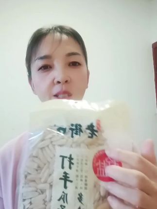 老街口打手瓜子有轻盐和陈皮两种口味快来一起尝尝吧!#老街口 #打手瓜子 #好吃到停不下来 #追剧小零食