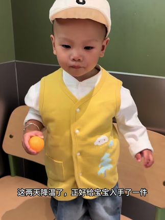 给宝宝入手的这款可以两面穿的马甲超实用,纯棉材质面料很舒服,现在降温了穿就特别合适,两面花色都可以穿非常实用,快给宝宝安排吧#宝宝马甲 #降温 #萌娃穿搭 #宝宝秋装 #宝宝背心