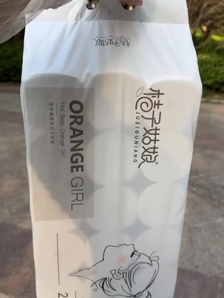 真不愧是桔子姑娘大品牌的!这个价到手一大提整整18大卷!足足4.8斤呀!纸质是嘎嘎的好,每一卷都嘎嘎瓷实!原生木浆,五层加厚,无有害添加,放心用~#超便宜超划算 #卷纸#桔子姑娘#生活用纸 #无限回购的宝藏单品