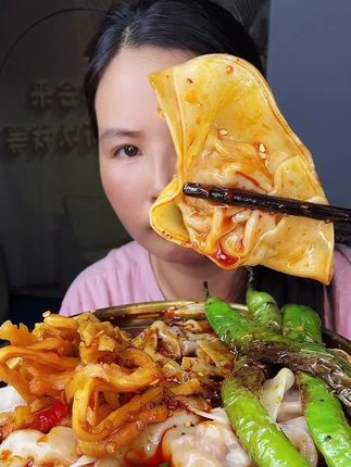 姐妹们开始发库存了哈,现在在火车上🤗,木瓜丝,香辣口味,嘎嘎脆,姐妹们可以试试。#木瓜丝