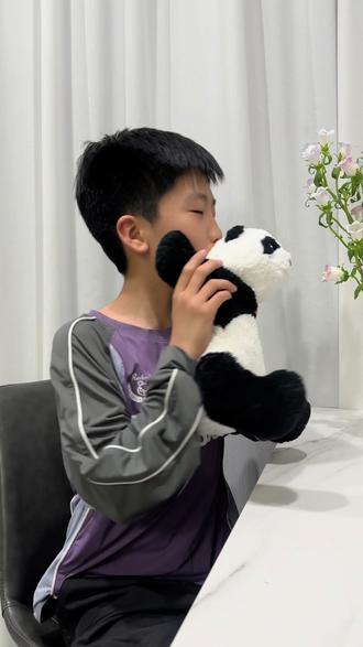 铁木真最终还是处死了札木合 札木合借太阳汗之力对抗铁木真,怎料铁木真技高一筹,最终大败太阳汗。而后铁木真俘获札木合,虽念及旧情仍忍痛将其处死。昔日生死安达,终究以这般惨淡结局收场,草原兄弟情的唏嘘落幕,尽在这段传奇恩怨里!#铁木真 #札木合 #草原恩怨 #历史故事#小学生讲故事