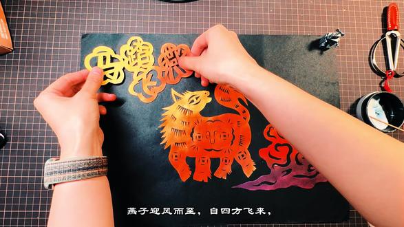 马年剪纸|马踏飞燕 骏马踏着“四方进宝”的纹样奔来,
步伐稳健而有力,
寓意财气入门、喜事接连,
一年之始,万象更新。
祥云缓缓铺天,托寒迎瑞,为万物留一段从容。
燕子迎风而至,自四方飞来,
与骏马相望成瑞,
象征好消息的抵达、机缘的汇聚,
也象征人与人之间的呼应与协作。
梅花为外框,凌寒而放,
在冬日里点亮新年的清朗与希望。
这一形象,源自海州自古以来
“通四方、聚万流”的城市底色——
水陆交汇,商旅往来,
信息、物产与文化在此停泊、流转、生长。
也由此延展至言河画廊所构建的当代艺术场域:
艺术不止于观看,
而是在流动中发生,在交流中被激活,
成为连接城市、生活与多元文化的纽带。
燕来报喜随风至,
马踏呈祥向前驰。
@言河画廊 @抖音艺术
#艺术在抖音 #马年剪纸 #非遗抖起来 #非遗过年dou来播 #非遗剪纸