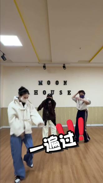 三个老师凑不出来一个脑子🧠
谢谢你们为我充能呀~好朋友#海绵宝宝舞蹈 #舞蹈老师迷惑行为