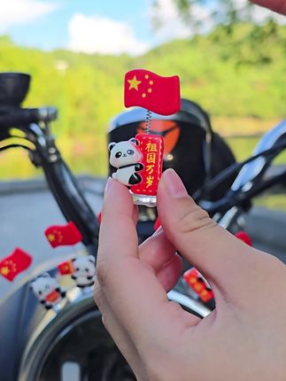 已经有国庆的氛围拉~#五星红旗迎风飘扬 #车载摆件 #我可真会买 #创意摆件 #国庆