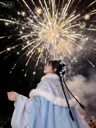 当我把穿汉服的图片发给豆包就会得到…#汉服 #烟花 #豆包ai #豆包P图已经nextlevel了 #汉服烟花