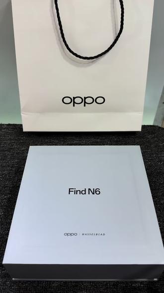 #oppo Find N6#N6 替你们测试过了 oppo N6果然没有折痕 你说的应该是OPPO Find N6,它是一款主打“无感折痕”的横向折叠屏旗舰手机,于2026年3月17日发布,3月20日开售,起售价9999元。
核心亮点
• 极致平整的屏幕 📱:通过“新一代钛合金天穹铰链”和“天穹记忆玻璃”两大技术,获得德国莱茵“全球最平整折叠手机”认证。铰链采用行业首个仿生对称四轴结构和3D打印工艺,玻璃弯折后有99.9%的自修复还原度,通过了60万次折叠测试。内屏为8.12英寸2K LTPO UTG柔性屏,外屏为6.62英寸1.5K直屏,均支持1-120Hz自适应刷新率和1nit护眼显示。
• 顶级哈苏影像 📸:搭载折叠屏唯一的“哈苏2亿超清四摄”,包括2亿像素主摄、5000万像素潜望长焦、5000万像素超广角和丹霞色彩还原镜头,支持哈苏人像、大师模式和XPAN宽画幅拍摄。
• 强悍性能与续航 🔋:搭载第五代骁龙8至尊版处理器(7核),配合LPDDR5X内存与UFS 4.0闪存。内置6000mAh大电池,支持80W有线闪充和50W无线快充。
• 全能耐用与生产力 💪:全球首款同时支持IP56/IP58/IP59三重防护的折叠旗舰,耐用性极强。搭配ColorOS 16系统,