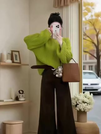 🍂2025秋款慵懒复古风|这组绿棕配真的赢麻了! 谁懂啊!一入秋就被这套慵懒复古两件套拿捏住了! ✅草绿色粗针毛针织衫:宽松版型自带松弛感,软糯针织质感把秋日温柔拉满,低饱和度草绿显白又吸睛,随便一穿就很有法式慵懒那味儿~ ✅深棕高腰阔腿裤:高腰设计秒变三七分身材,阔腿版型遮肉还显腿直,垂坠感绝了!搭配同色系腰带,复古腔调直接拉满~ 一套穿出门,慵懒又高级,配个编织桶包+小熊挂饰,细节感拉满!日常出街、咖啡探店都适配,2025秋的复古氛围感被它玩明白了~ #秋季穿搭新鲜感在线#秋季微胖穿搭测评 #早秋穿搭三分钟出门不是梦 #慵懒穿搭 #高级感两件套