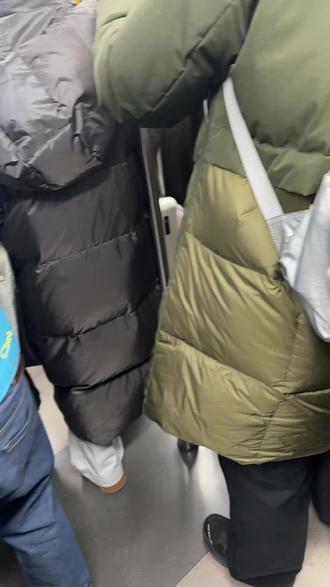 怎么回事?大家开始放假了?
最近几天地铁上怎么那么多行李箱😣难是只有我2.14才开始放假吗#放假 #通勤 #这是个真实的事情 #地铁