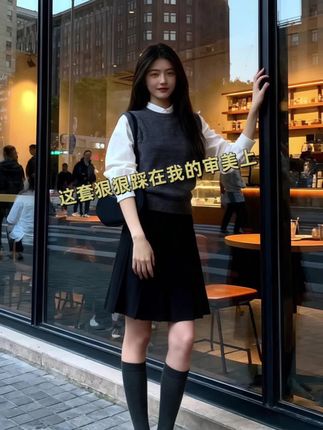 #法式学院风穿搭 #针织马甲叠穿 #百褶半身裙 #秋季高级感套装 #精致优雅穿搭