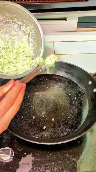 不用揉面不用醒,懒人蔬菜面坨坨,健康低脂味道非常鲜美!
#菜坨坨 #跟着抖音做美食 #健康美食自己做 #家常菜教程 #美食教程
