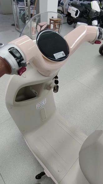 今天我来介绍一下雅迪新款“木兰”的一部分智能功能,上车即走,再也不用掏车钥匙了!