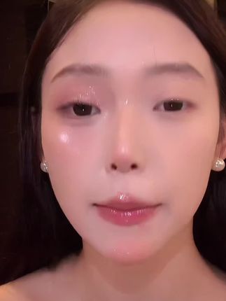 谁懂一蘸一抹就成妆的快乐!!又被我挖到宝了!#吉哩 #眼影盘 #爆闪 #氛围感#平价好物
